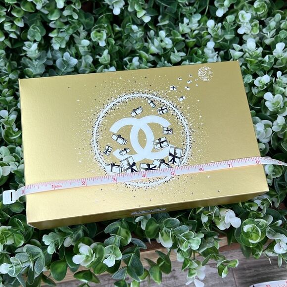 Chanel Limited Edition Gold Gift Box A Sight To See - Picture 6 of 7